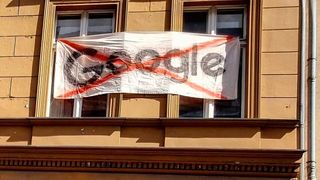Symbolbild aus Berlin-Mitte: Die Bürgerinitiative Rechenzentrum Kronstorf hat für den 17. Juli eine Demonstration gegen den geplanten Ausbau des Google-Rechenzentrums angekündigt. (Bild: F* Google / Hossam el-Hamalawy / CC BY-SA 2.0 / flickr.com)