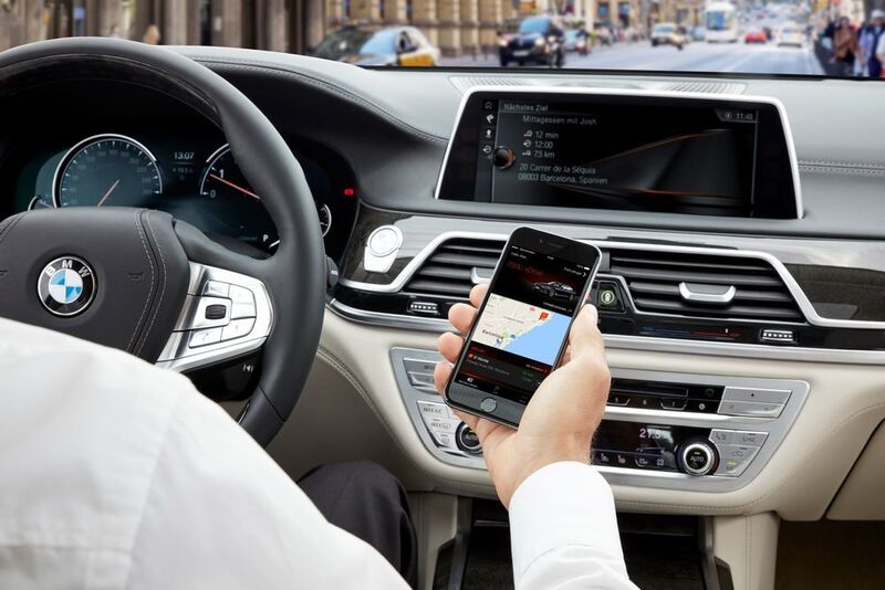 Das Ziel muss natürlich nicht mehr händisch eingegeben werden. Ist das Smartphone im Auto, wird die Adresse automatisch an das Infotainmentsystem übertragen – kabellos. (BMW)