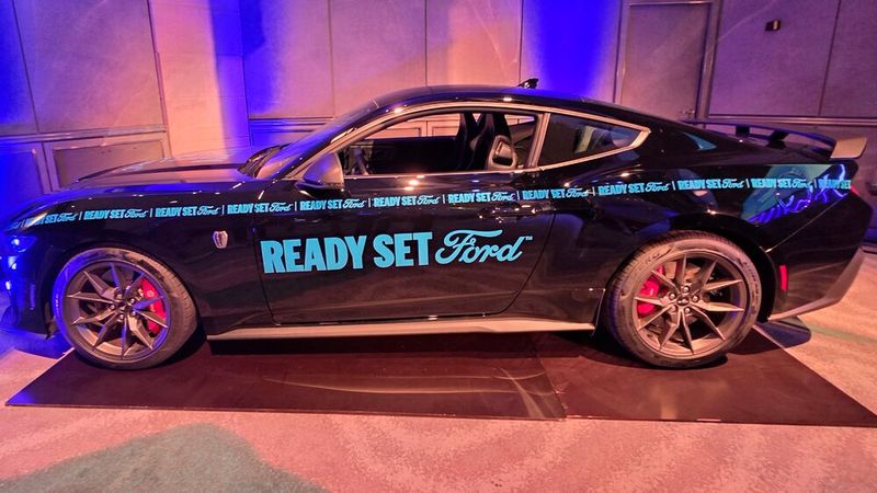 Ready Set Ford heißt die neue globale Marketingkampagne von Ford. Der Hersteller will im Pkw-Geschäft einen neuen Anlauf nehmen. Aber neue Modelle kommen eerst ab 2028.(Bild:  Mauritz – VCG)