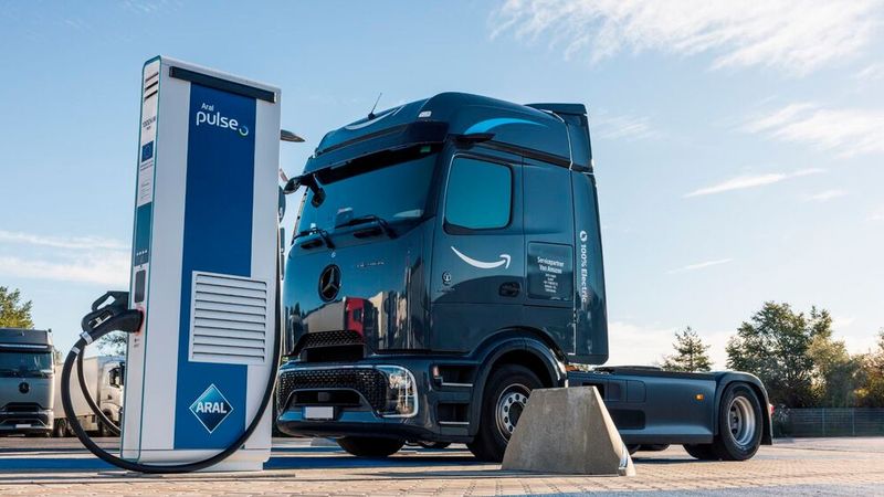 Ein Elektro-Truck aus dem Amazon-Transportnetzwerk wird an einer Ladesäule von Aral pulse geladen.(Bild:  Aral pulse)