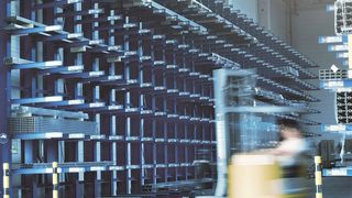 So ein softwaregesteuertes Lager erleichtert die Intralogistik. Viastore ist Spezialist auf diesem Gebiet und installiert nun ein solches für den Insektenschutzhersteller Neher, um dessen logistische Kapaziäten mit modernen Systemen zu erweitern. (Bild: Viastore)