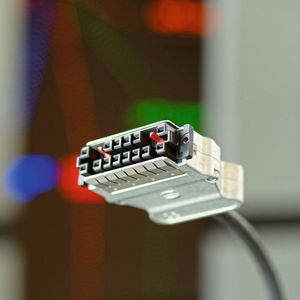 Der Har-Motion Steckverbinder von Harting ist eine neue Lösung, die sich speziell für den Einsatz in der Kleinrobotik eignet.(Bild:  HARTING/KUKA)