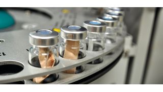 Abb. 2: Bestimmung des Wassergehaltes in transdermalen Wirkstoffpflastern: Die Proben werden in Vials eingewogen. Nach Verschluss mit einem Septumdeckel ist die Probe hermetisch von der Umgebungsluft abgeschlossen. Das Wasser wird wie in Abbildung 1 dargestellt freigesetzt. (Bild: Lohmann Therapie-Systeme)
