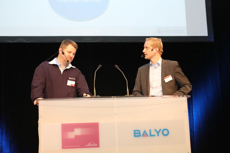 Albert Gobyn (links), Vice President Marketing bei Balyo, und Patrick Ebert, Leiter der Linde Academy und des Produktmanagements Deutschland, stellten die „Robotikgeräte“ vor. (Bild: Hofmann)