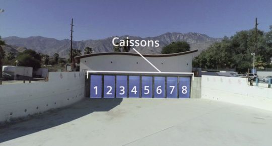 (Mittels mehrerer Senkkästen, die sich in Bezug zueinander steuern lassen, lassen sich verschiedene surfbare Wellenformen erzeugen. Bild: Surf Loch)