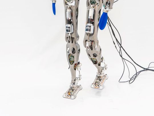 Going well! At DFKI in Bremen, researchers are addressing the question of how humanoid robots can be controlled in such a way that they are safe to operate and pose no danger to humans. The solution is called hybrid artificial intelligence.(Image: DFKI / A. Popp)