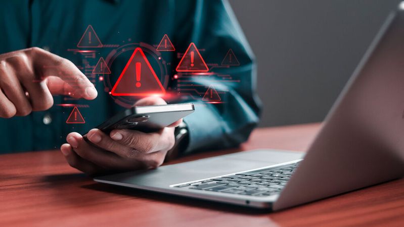 Bei einem erfolgreicher Angriff auf den DSM kann ein Cyberkrimineller, je nach Konto, Adminzugriff ermöglichen, Daten exfiltrieren, manipulieren oder verschlüsseln, Backups deaktivieren und sich Persistenz einrichten.(Bild: ©  Pakin - stock.adobe.com)