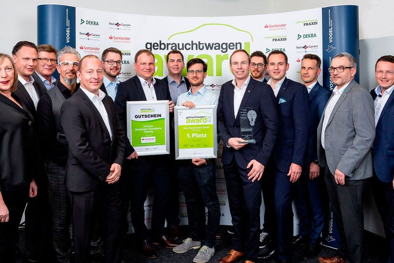 Und hier das offizielle Siegerfoto: das Team von Auto Bierschneider mit Jury und Gratulanten. (Stefan Bausewein)