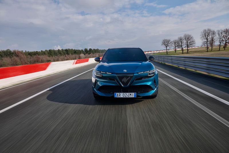 Unter der Motorhaube des knapp 4,20 Meter langen Junior steckt ein Turbomotor mit 1,2 Litern Hubraum, ein im Sechsgang-Doppelkupplungsgetriebe integrierter, 21 kW starker E-Motor sowie eine kleine 48-Volt-Batterie. (Bild: Alfa Romeo)