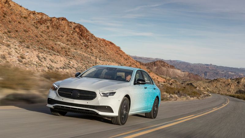 Mercedes stattet die E-Klasse mit den neuesten Fahrassistenten aus. (Mercedes)