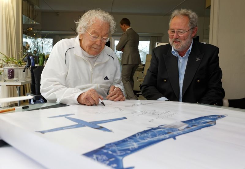 Hans Erni und Oscar J. Schwenk, VR-Präsident von Pilatus (Bild: Pilatus Aircraft)
