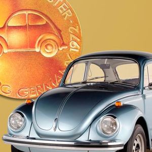 Am 17. Februar 1972 wird der 15.007.034ste Käfer gefertigt. Damit wird der bis dahin gültige Produktionsrekord des Ford T-Modells eingestellt. Mit über 23 Millionen produzierten Einheiten bis 2003 belegt der VW Käfer den vierten Platz in der ewigen Rangliste der meist gebauten Pkws.(Bild:  Volkswagen AG)