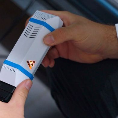 Beim Aviloo Flash-Test werden die Batteriedaten über einen OBD-Dongle ausgelesen, an die Aviloo-Cloud übertragen und ausgewertet. Das dauert nur wenige Minuten. (Bild: Aviloo)