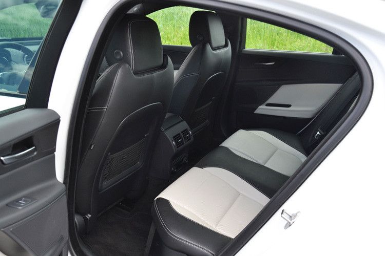 ...im Fond geht es nicht ganz so geräumig zu. Aber wer will in diesem Auto schon hinten sitzen? (Foto: Michel)