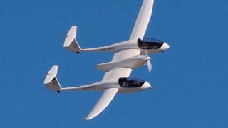 Hier sieht man die HY4, ein brennstoffzellenbetriebenes E-Kleinflugzeug in der Luft. Sie ist aber nur eines von vielen Beispielen, die im Rahmen der Messe Aero in Friedrichshafen gezeigt haben, wie die Abkehr von fossilen Flugzeugtreibstoffen auch für die „Großen“ aussehen kann. (H2Fly)