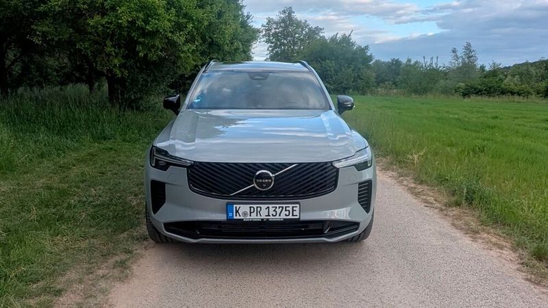 Optisch verändert hat Volvo den überarbeiteten XC90 tatsächlich nur bis zur A-Säule. Am auffälligsten ist dabei das neue Design des Kühlergrills... (Bild: Mauritz – VCG)
