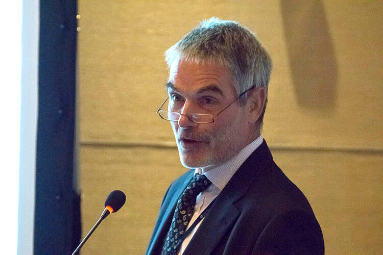 Dr. Dieter Holtkamp sprach sich für eine Harmonsierung der Tests für Innenraumluftqualität aus. (Foto: Benecke-Kaliko/ Mick Ryan)