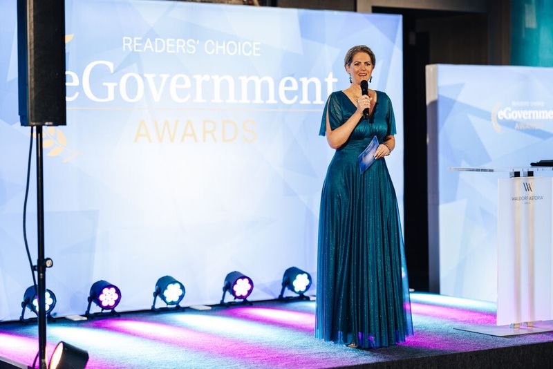 Punkt 19 Uhr eröffnete die wunderbare Moderatorin Margrit Lieverz dann aber auch den offiziellen Teil des Abends und bat den … (Bild: © Offenblende/Christoph Wehrer )