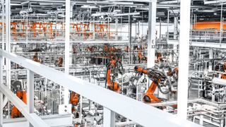 Die KTPO-Anlage bietet ein ideales Umfeld, um zu demonstrieren, wie etablierte industrielle Automatisierung durch KI-gesteuerte Technologien verbessert werden kann. (Bild: ©Kuka Group )