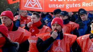 Sieht es am Wochenende in Deutschland bald wieder so aus? Das befürchtet zumindest die IG-Metall. Denn am Freitag endet die Friedenspflicht im Rahmen der aktuellen Tarifrunde, in der die Gewerkschaft für Metall- und Elektrobeschäftigte 8 Prozent mehr fordert. (Bild: dpa)