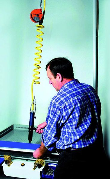 Bild 3: Federzüge und Gewichtsausgleicher werden häufig beim Einsatz von Elektrowerkzeugen verwendet.Bilder: Hahn + Kolb (Archiv: Vogel Business Media)