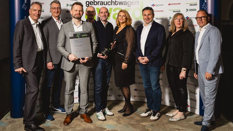 Über den zweiten Platz in der Kategorie Vertragshandel konnte sich das Autohaus Weeber aus Weil der Stadt freuen, hier mit Vertretern der Jury. (Bild: Stefan Bausewein)