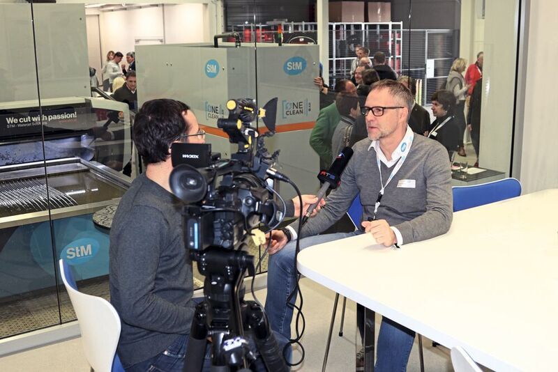 STM-Geschäftsführer Jürgen Moser bei einem Interview zu den Vorteilen der Oneclean-Technik zum Abrasivrecyceln: „Die Schnittqualität bleibt im Vergleich zu neuem Abrasiv gleich. Insgesamt schont man nicht nur die Umwelt, sondern auch das Budget“. (STM)