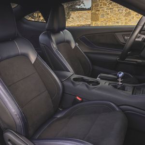 Die Ledersitze des neuen Ford Mustang weisen eine neuartige Oberflächen-Prägung auf.(Bild:  Ford)