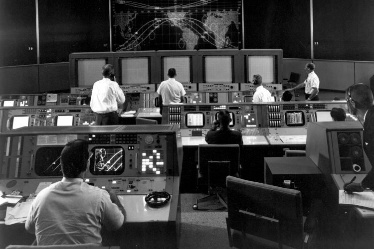 Das Mission-Control-Center wurde maßgeblich von Philco-Ford innerhalb von zwei Jahren fertiggestellt. Die Systeme wurden für jedes der damaligen Projekte aktualisiert, von denen einige bis zu zwei Millionen Neuverdrahtungen erforderten. Insgesamt wurden fast 100.000 Kilometer Draht verlegt und gewartet, um den Betrieb zu ermöglichen. (Ford)