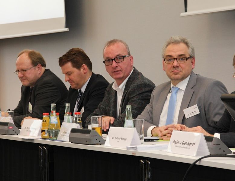 Während der Diskussionsrunde, v.l.: Frank Schäflein (Stratasys), Karsten Edelmann (Concept Laser), Dr. Dieter Schwarze (SLM Solutions) und Dr. Eric Klemp (DMRC Paderborn) (Bild: Michel)