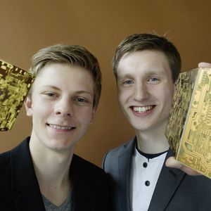Laserlithografie in der Leiterplattenherstellung: Die Herstellung von Leiterplatten ist für Hobbyhandwerker mit der üblichen Methode sehr zeitaufwendig und das Ergebnis unpräzise. Leon Pohl und Jannis Carstens entwickelten daher ein alternatives Verfahren, das sich am Funktionsprinzip eines handelsüblichen Laserdruckers orientiert. So wird das Leiterplattenlayout zeilenweise mithilfe eines Lasers auf die lichtempfindliche Fotolackschicht geschrieben. Die Nachwuchsforscher entwarfen die optischen Baugruppen, die den Laserstrahl auf 10 Mikrometer fokussieren, und entwickelten den erforderlichen Lasertreiber wie auch die Elektronik. Abschließend passten sie alle Teile in ein kompaktes Gehäuse ein, sodass es sogar für kleine und mittelständische Unternehmen wirtschaftlich interessant sein könnte.