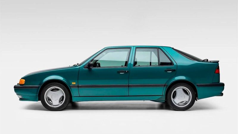 Der Saab 9000 hatte serienmäßig einen Seitenaufprallschutz in allen Türen, Gurtstraffer vorne, einen hydraulischen Bremskraftverstärker und später auch ein Antiblockiersystem.  (Bild: Saab)