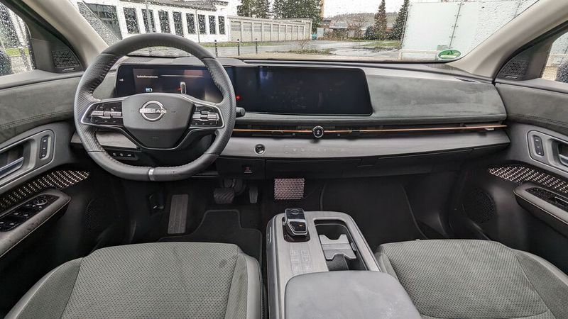 5. Der Innenraum: Der fast tasten- und schalterlose Innenraum ist zweifellos ein Highlight des Ariya – sowohl optisch als auch haptisch. Während in zahlreichen anderen E-Autos Hartplastik dominiert, ist das Interieur von Nissans Modell auf Premiumniveau. Als Beispiel ist hier das Alcantara-Armaturenbrett zu nennen. Ebenfalls gelungen sind die kupferfarbenen Leisten an den Lüftungsdüsen. (Bild: Mauritz – VCG)