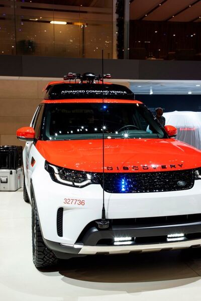 Auf dem Genfer Autosalon präsentiert Land Rover „einen zum Spezialfahrzeug für Not- und Katastropheneinsätze umgebauten Land Rover Discovery mit einer Drohne an Bord. (Land Rover)