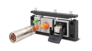 Die AT-HA Tülle basiert auf einer icotek KT-Kabeltülle „groß“ und ist mit einem robusten Polyamidkorpus ausgestattet. Hier zu sehen in einer KEL-U-Anwendung. (Bild: Icotek)