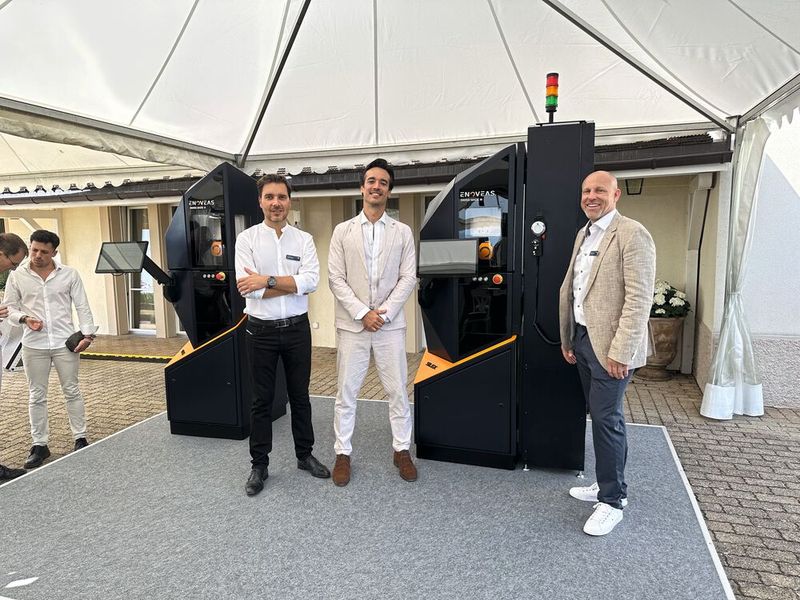 De gauche à droite, Juan Elices, CEO de Enoveas, Enrique Sardi, designer de la Silex et Martin Boeni, président de B-Next Group posent devant les Silex. (Source : MSM)