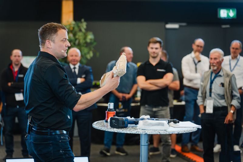 Parellel zur Ausstellung,hatten die Teilnehmer in den Fachbvorträgen und der Live-Zone die Möglichkeit ihr fachliches Know-how auf ein nächstes Level zu bringen und aufzufrischen. (Tino Boecher)