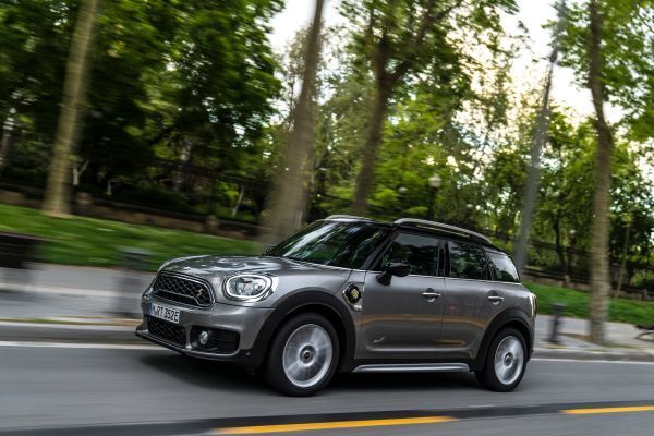 Der MINI Cooper S E Countryman ALL4 ist der erste Mini, bei dem ein Plug-in-Hybrid-Antrieb die Möglichkeit zu rein elektrischer und damit lokal emissionsfreier Mobilität eröffnet. (Mini)