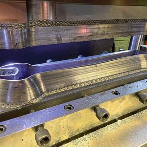 Das Scherwerkzeug, das die Grate nach dem Gesenkschmieden entfernt, wurde mit additiver Fertigung per WAAM hergestellt.(Bild:  Gefertec)