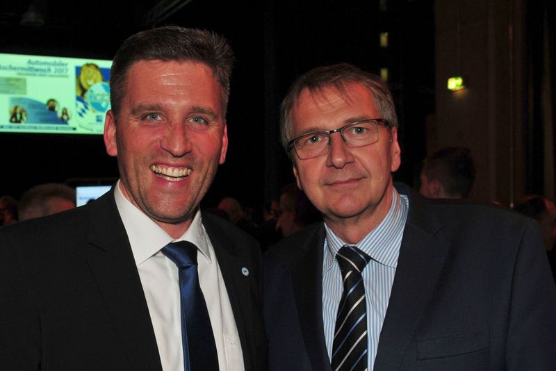 Auch bei Roland Hoier (li.), Obermeister der Innung Unterfranken, und Karl-Heinz Breitschwert, Obermeister der Innung Mittelfranken, war die Stimmung gut. (Zietz)