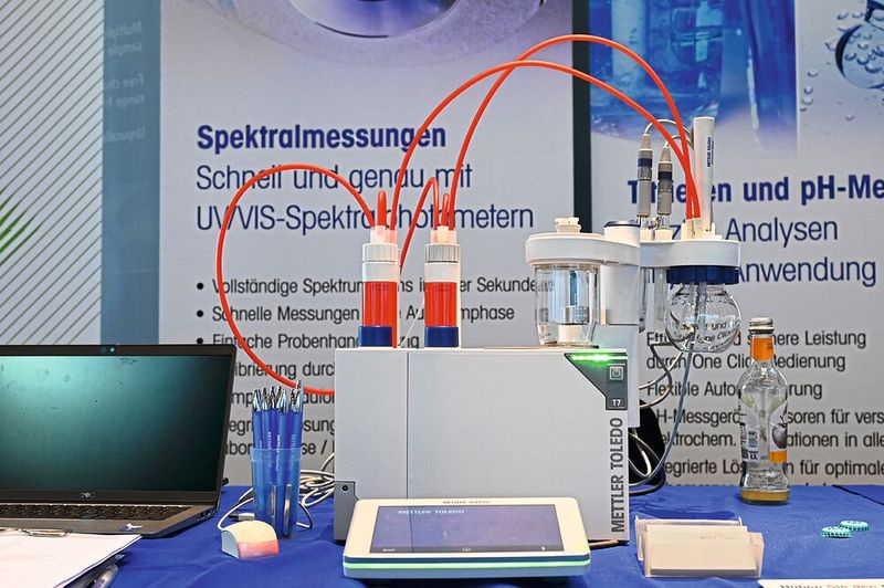 Aber auch größere Analyse- und Laborgeräte sind vertreten, etwa der Titrator Excellence T7 von Mettler Toledo.   Mehr Infos zu den kommenden LAB-SUPPLY-Messen finden Sie auf www.lab-supply.info (Bild: Stefan Stark)