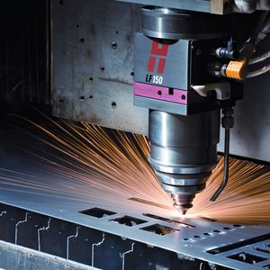 Bild 1: Ein Hyintensity-Fiber-Laser vom Typ HFL015 von Hypertherm beim Schneide einer Blechplatte.