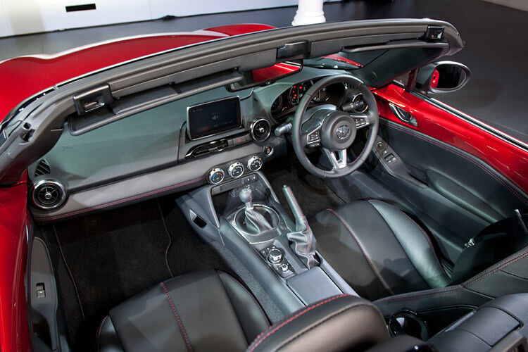 Im Innenraum fällt der sieben Zoll große Farbbildschirm auf. Ob Internet-Radio oder Twitter – der MX5 ist in der Neuzeit angekommen. Zudem verfügt der Roadster über diverse Assistenzsysteme. (Foto: Mazda)