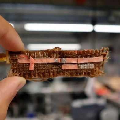 Am Ende ihrer Lebensdauer können die Soluboard-Platinen in heißem Wasser zersetzt werden, wobei sich ihre Kupferbahnen und integrierten Schaltkreischips ablösen und anschließend recycelt werden können. (Bild: University of Glasgow James Watts School of Engineering)