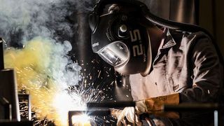 Künftig könnte eine intelligente Berufskleidung Schäden an sich selbst automatisch melden beziehungsweise sich selbst reparieren. (DBL)