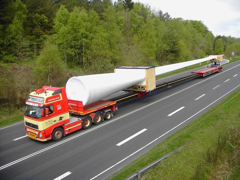 Goldhofer AG, Memmingen. Hier im Bild transportiert er 55 Meter lange Rotorblätter quer durch Dänemark. Bilder: igus/Goldhofer (Archiv: Vogel Business Media)