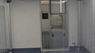 Beispielinstallation einer Reinigungsanlage mit Blick auf die Reinraumseite. (Bild: ISEDD)