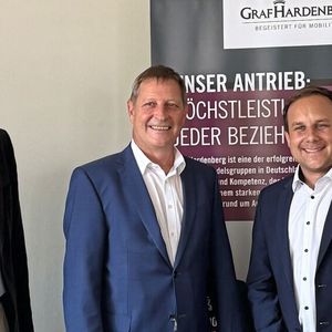 Führen jetzt die Prozesse und die Abläufe zusammen: (v.l.) Finanzgeschäftsführer Philipp Ludwigs, Volker Brecht, Vorstand der Graf Hardenberg-Gruppe, und Christian Ladurner. (Bild: Graf Hardenberg)
