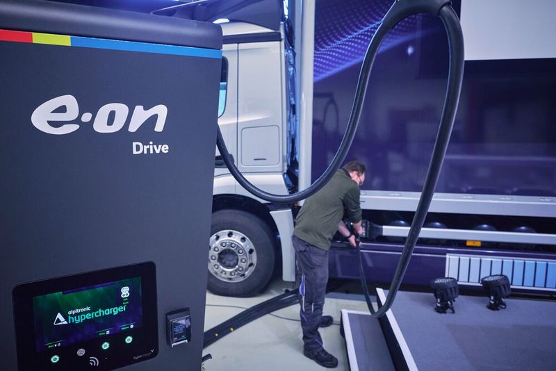 Für Lkw steht eine Ladeleistung von bis zu drei Megawatt zur Verfügung. (Bild: Autoren-Union Mobilität/Eon)