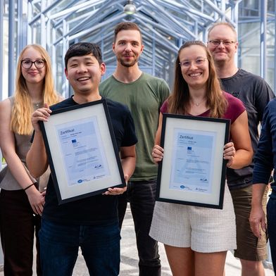 Mitarbeiter der ConSense zeigen stolz die jetzt erfolgte ISO-27001-Zertifizierung der Softwarelösung ConSense GRC. (Bild: ConSense GmbH)